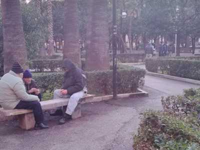 I senza fissa dimora spesso si ritrovano a piazza Umberto, per passare il tempo giocano a carte